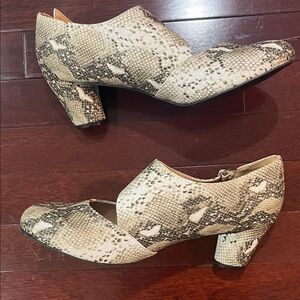 Comfort View Snake Skin design pumps low heel NWOT Size 10 side buckle